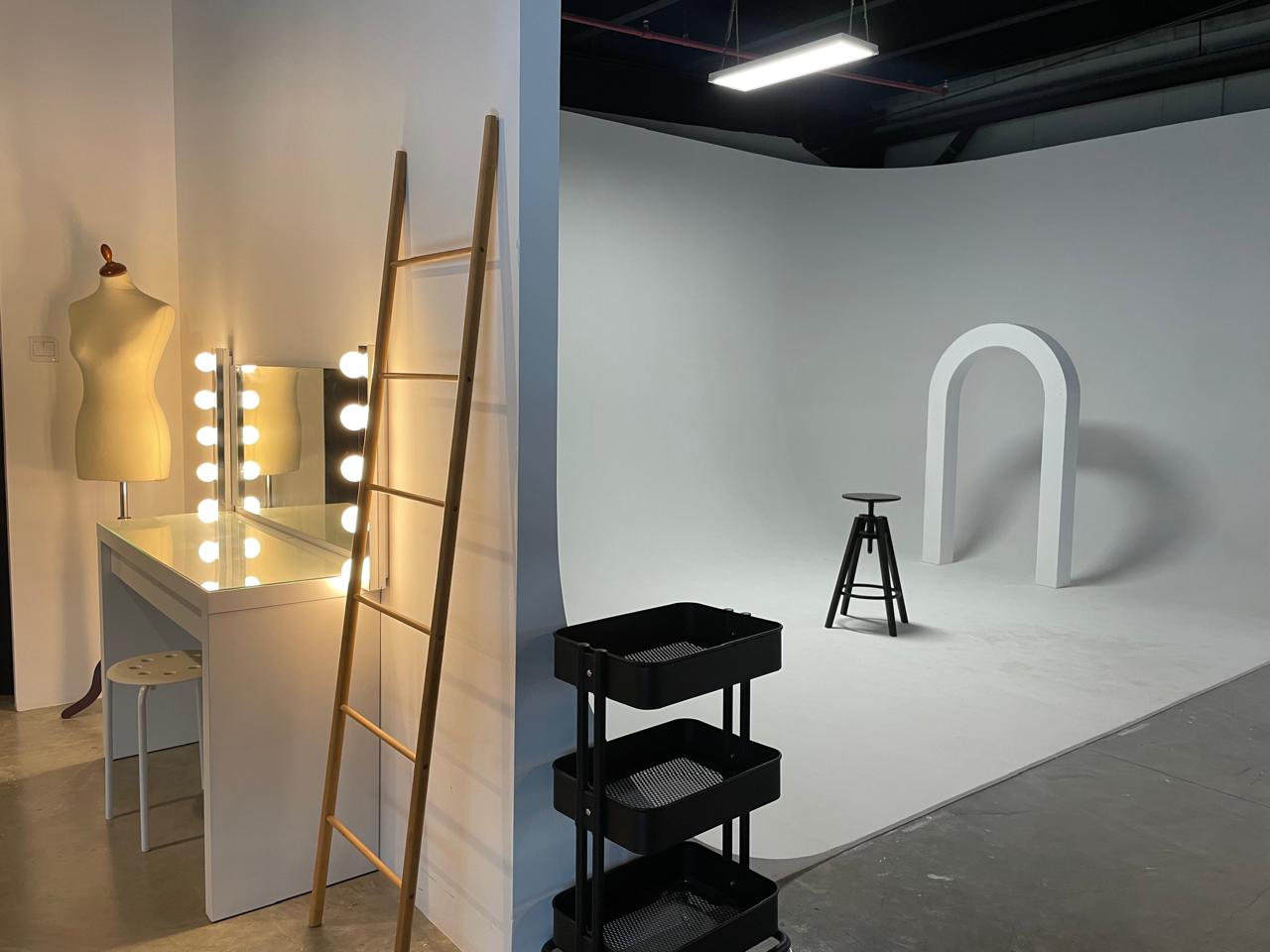 Mouza Photographer Studio photographic set